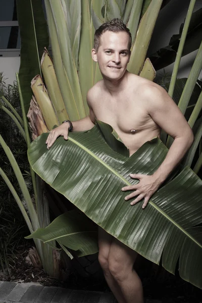 Homem coberto com uma fronde de palma — Fotografia de Stock