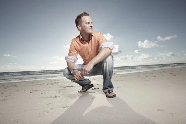 해변에서 포즈 하는 남자 — 스톡 사진