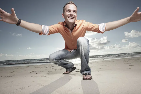 Homem feliz na praia — Fotografia de Stock