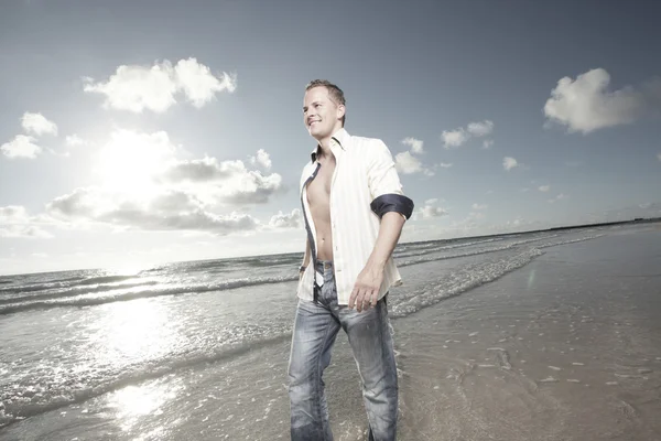 Hombre caminando en la playa —  Fotos de Stock