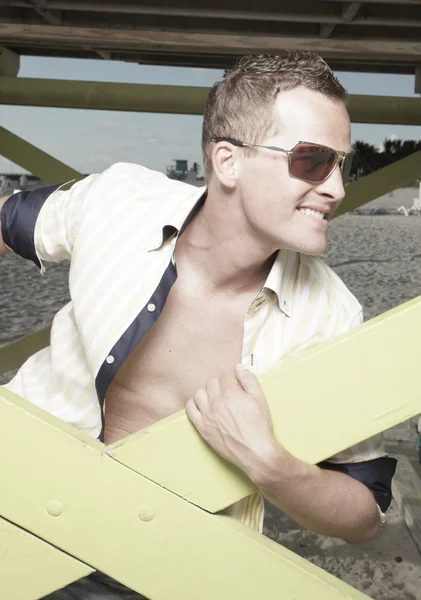 Modelo masculino posando na praia — Fotografia de Stock