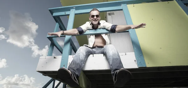 Homem feliz em um posto de salva-vidas — Fotografia de Stock