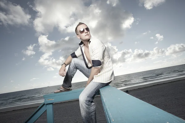 Jóképű férfi pózol a tengerparton해변에서 포즈를 취하는 잘생긴 남자 — 스톡 사진