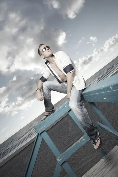 Stilig man poserar på stranden — Stockfoto