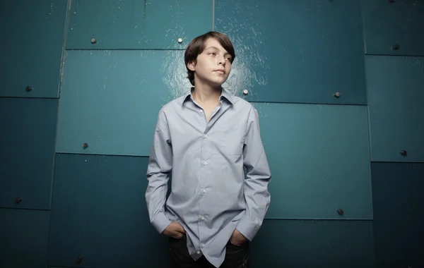 Junge auf abstraktem blauem Hintergrund — Stockfoto
