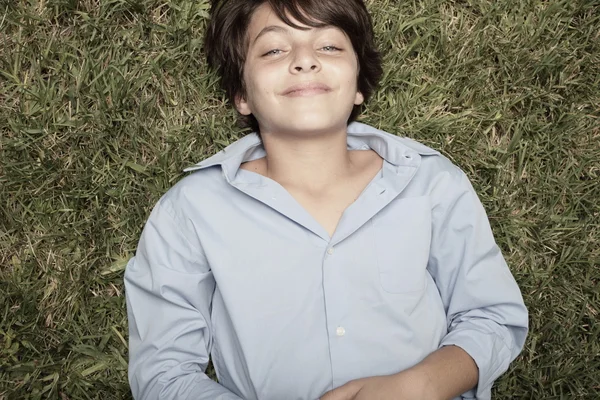 Junge liegt auf dem Gras — Stockfoto
