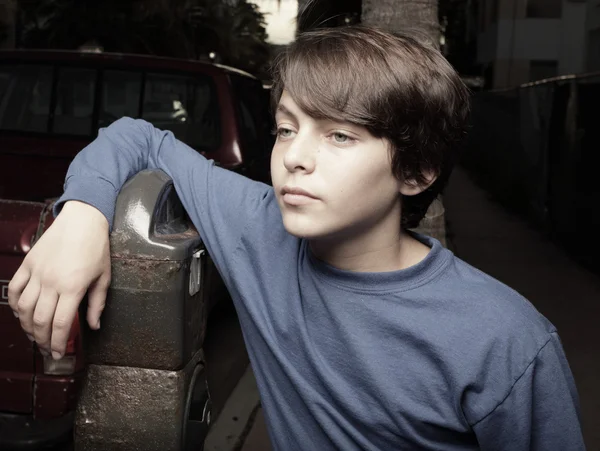 Pojke poserar med en parkeringsautomat — Stockfoto