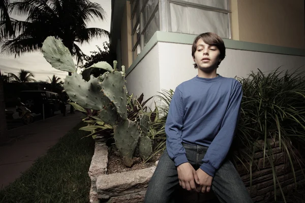 Мальчик рядом с кактусом — стоковое фото
