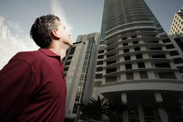 Mann blickt auf ein Gebäude — Stockfoto