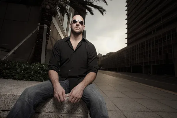 Man sitting with sunglasses — Stock Photo, Image