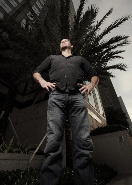 Homem posando por um prédio — Fotografia de Stock