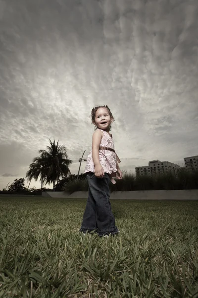 Šťastné dítě v parku — Stock fotografie
