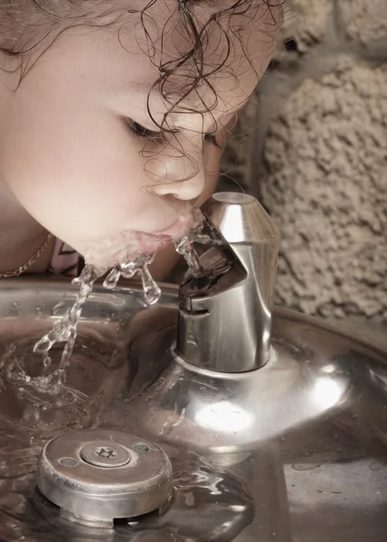 Kız su içiyor. — Stok fotoğraf