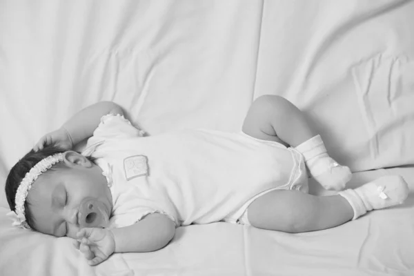 睡在毯子上的婴儿 — 图库照片