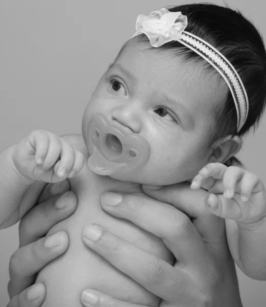 Bebé a ser mantido — Fotografia de Stock
