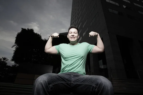 Homem flexionando seus músculos — Fotografia de Stock