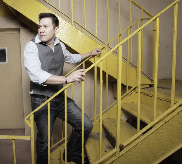 Homem numa escadaria — Fotografia de Stock