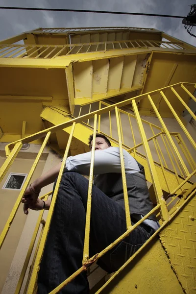 Homem em uma escada abstrata — Fotografia de Stock