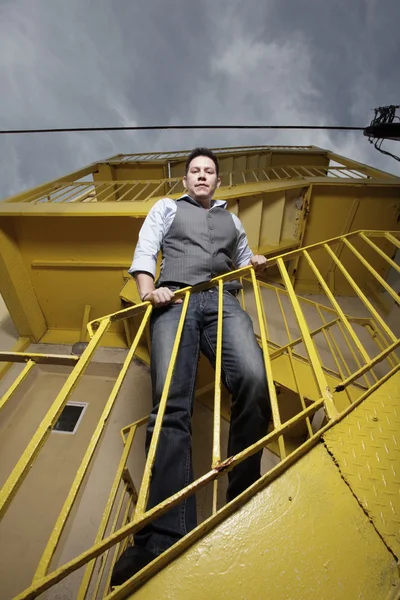 Homem em uma escada abstrata — Fotografia de Stock