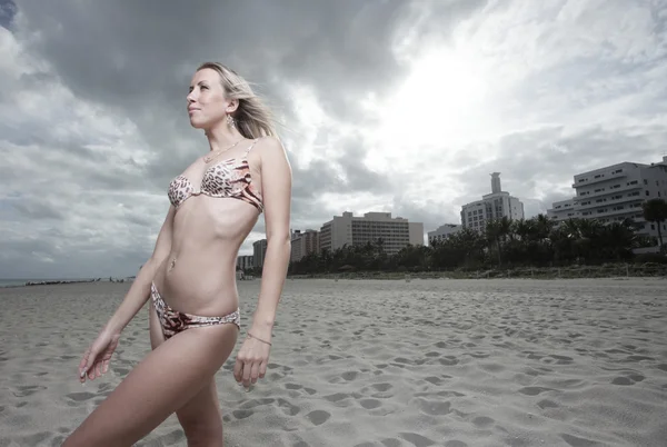 Mulher loira na praia — Fotografia de Stock