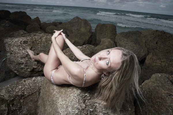 바위에 포즈를 취하는 여자 — 스톡 사진
