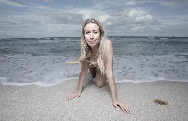 해변에 크롤 링 하는 여자 — 스톡 사진