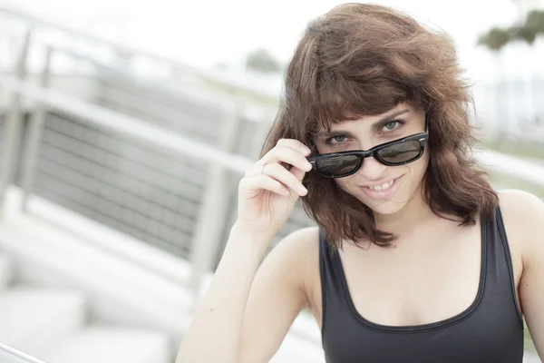 Frau nimmt ihre Sonnenbrille ab — Stockfoto