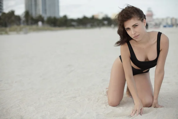 Frau spielt im Sand — Stockfoto