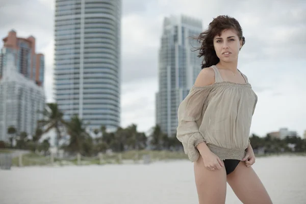 Жінка позує на пляжі — стокове фото