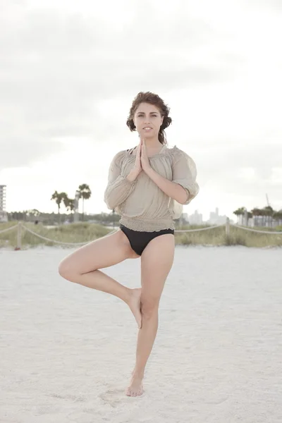 Mujer realizando yoga — Foto de Stock