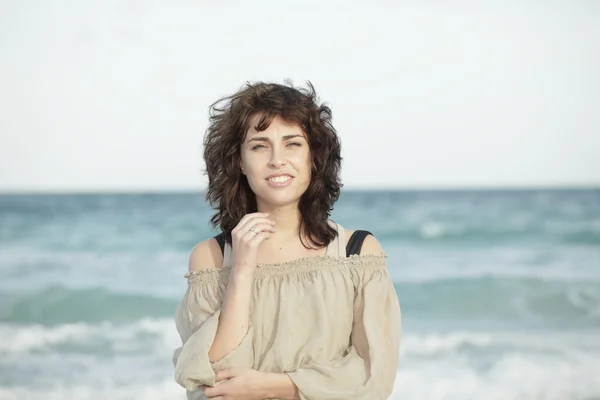 Mujer sonriendo en la playa — Foto de Stock