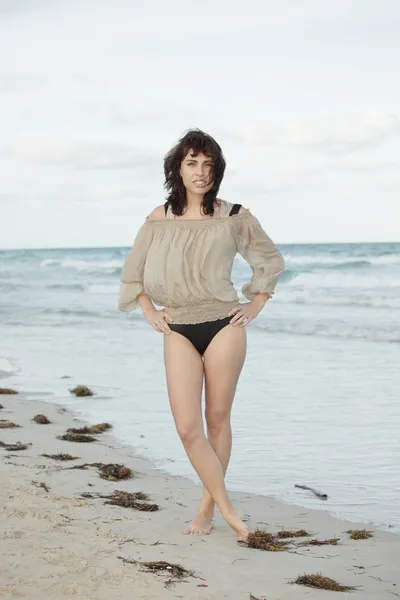 Giovane donna in posa sulla riva — Foto Stock