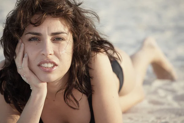 Schöne junge Frau auf dem Sand — Stockfoto