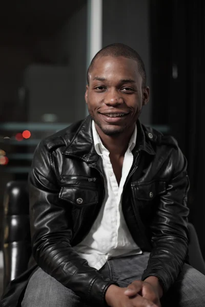 Schöner junger schwarzer Mann lächelt — Stockfoto