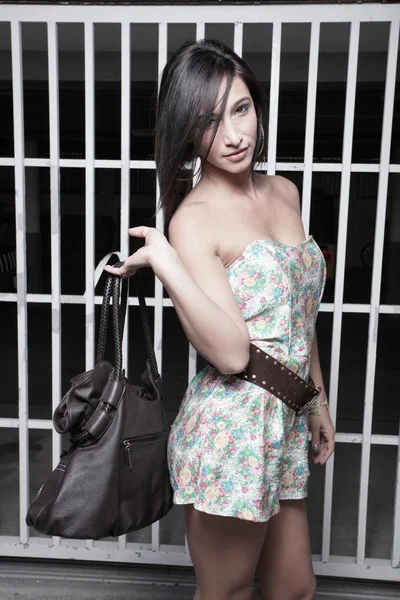 Ung kvinna poserar med en fashionabel ha — Stockfoto