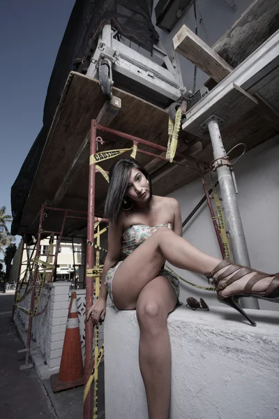 Frau posiert auf einer Baustelle — Stockfoto