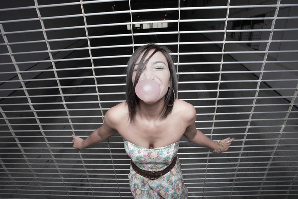 Kvinna blåser en bubbla — Stockfoto
