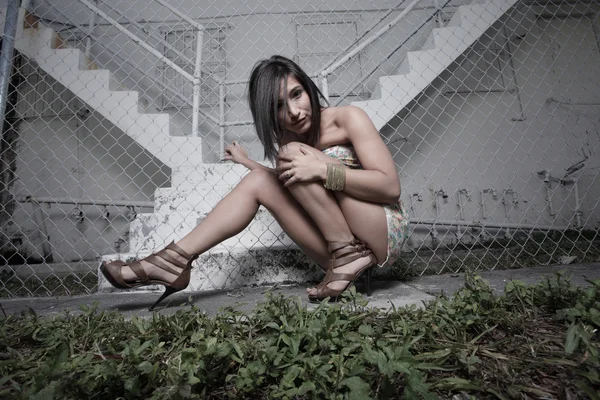Mulher posando por um prédio abandonado — Fotografia de Stock