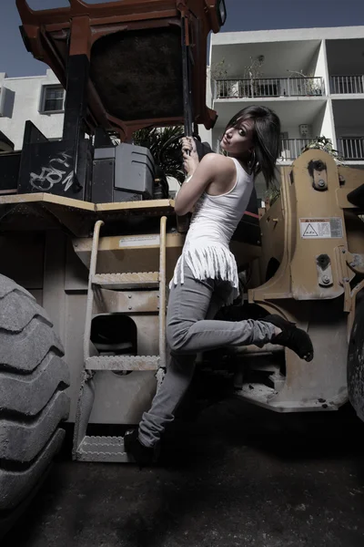 Frau posiert auf einer Maschine — Stockfoto