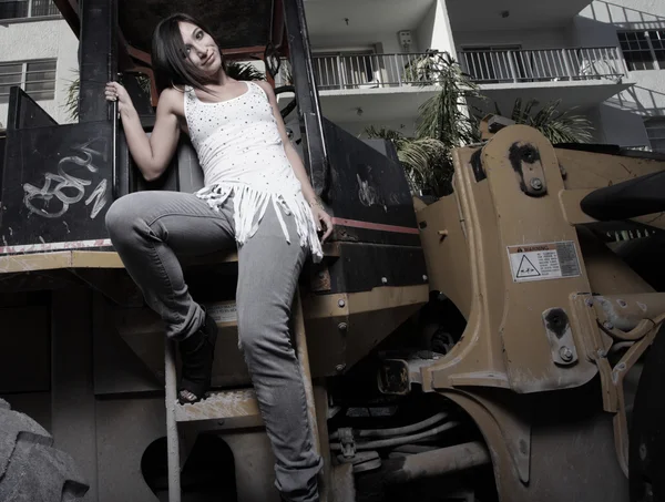 Frau posiert auf einer Baumaschine — Stockfoto