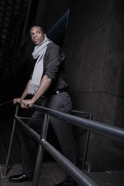 Hombre negro guapo posando — Foto de Stock