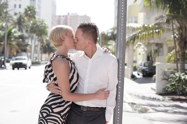 Молода пара цілується на вулиці Технології — стокове фото