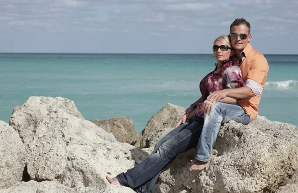 Atractiva pareja joven en la playa — Foto de Stock