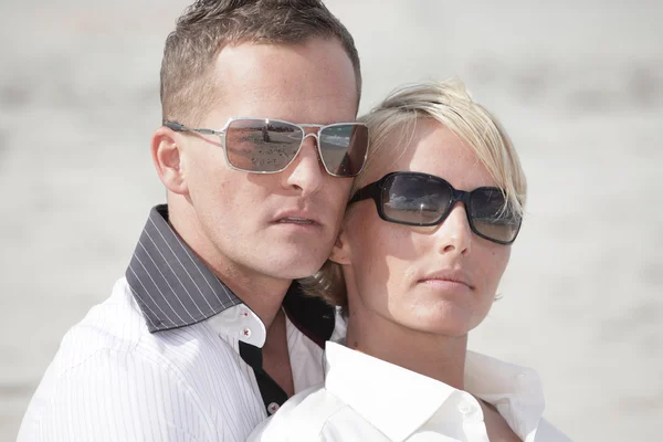 Νεαρό ζευγάρι με γυαλιά ηλίου — Φωτογραφία Αρχείου
