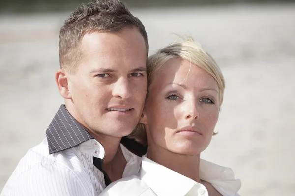 Atraente jovem casal caucasiano — Fotografia de Stock
