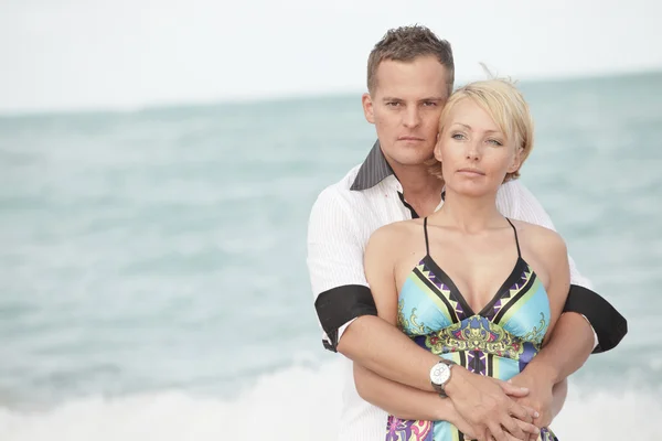 Atraente jovem casal na praia — Fotografia de Stock