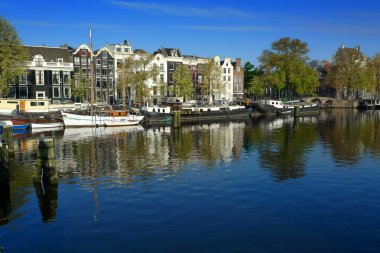 Amsterdam amstel üzerinde yüzen