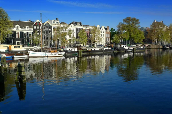 Amsterdam casas flotantes en Amstel —  Fotos de Stock