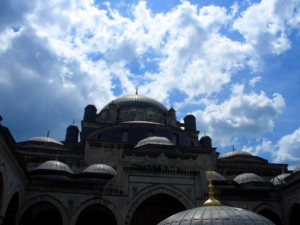 Драматическая мечеть в Стамбуле — стоковое фото