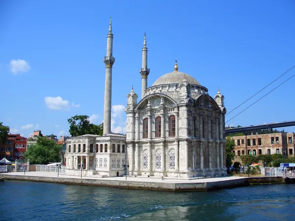 奥尔塔柯伊清真寺在博斯普鲁斯海峡 — 图库照片